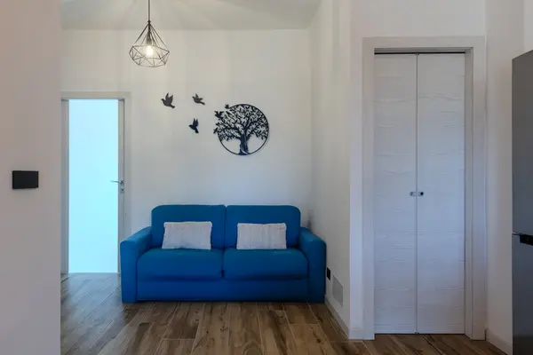 Bilocale vista Alpi Grugliasco — soggiorno con divano letto