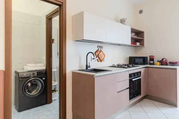 Turin Airport apt B — cucina attrezzata