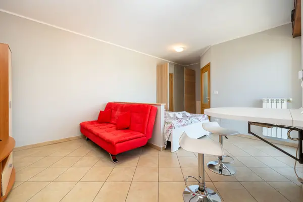 Turin Airport apt F — soggiorno con divano letto, tavolo da pranzo e TV