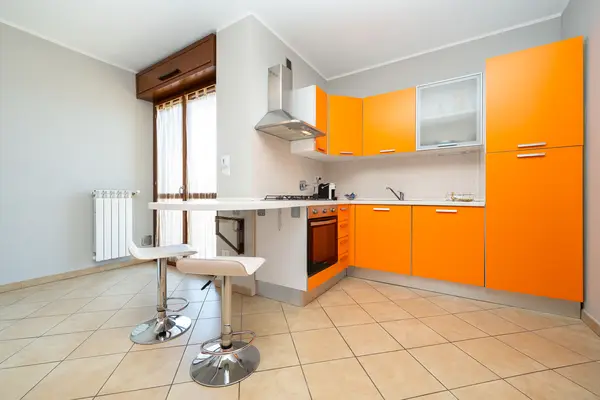 Turin Airport apt F — cucina attrezzata con forno, piano cottura e penisola