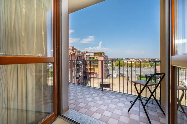 Turin Airport apt F — balcone con tavolino e vista sulla città