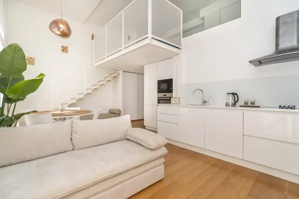 Loft Frola — zona giorno con soppalco e cucina a vista