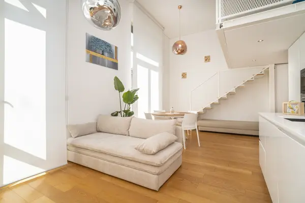 Loft Frola — soggiorno a doppia altezza con scala per il soppalco