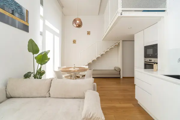 Loft Frola — divano e zona pranzo