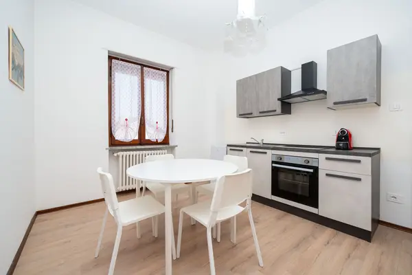 Casa Veronese Cana — cucina abitabile con tavolo da pranzo