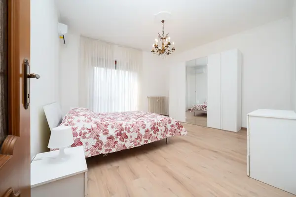 Casa Veronese Cana — camera matrimoniale con armadio