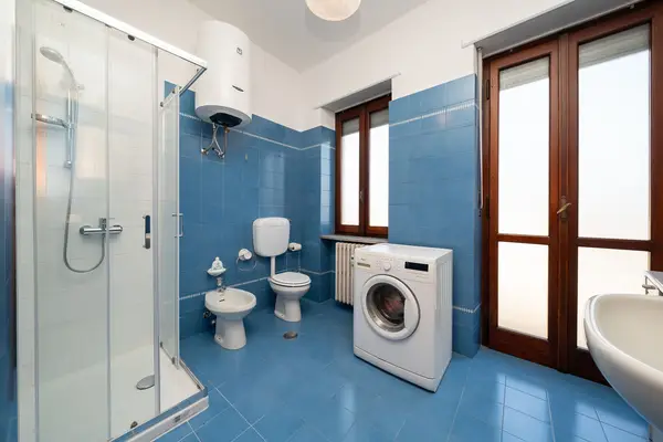 Casa Veronese Cana — bagno con doccia, sanitari e lavatrice