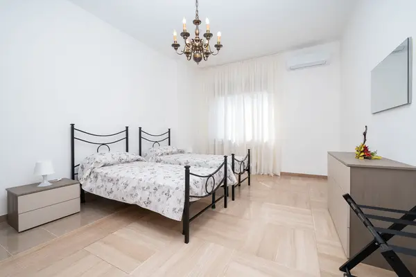 Casa Veronese Levi — twin bedroom with the beds joined